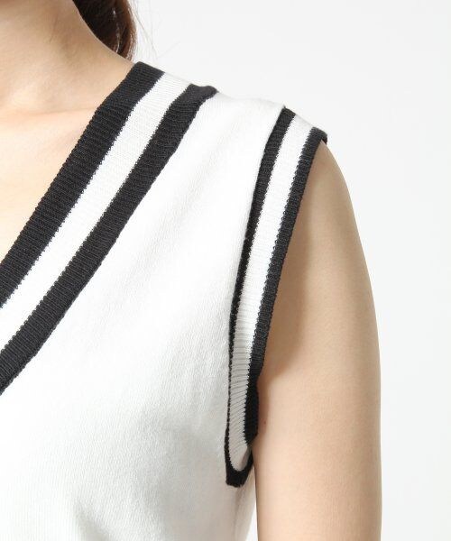 A part by(アパートバイ)の「ラインVネックノースリーブ(トップス・レディース・ホワイト/ブラック/グレー・F)」の9枚目の写真