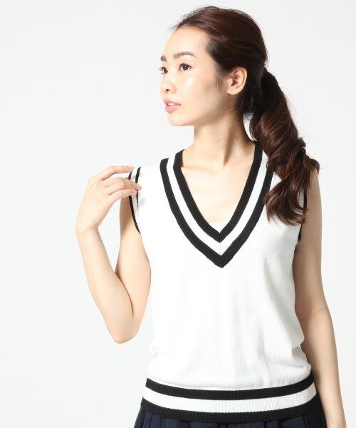 A part by(アパートバイ)の「ラインVネックノースリーブ(トップス・レディース・ホワイト/ブラック/グレー・F)」の1枚目の写真