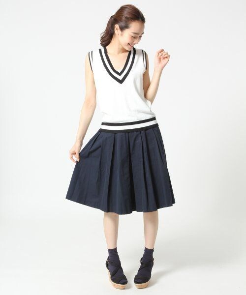 A part by(アパートバイ)の「ラインVネックノースリーブ(トップス・レディース・ホワイト/ブラック/グレー・F)」の6枚目の写真