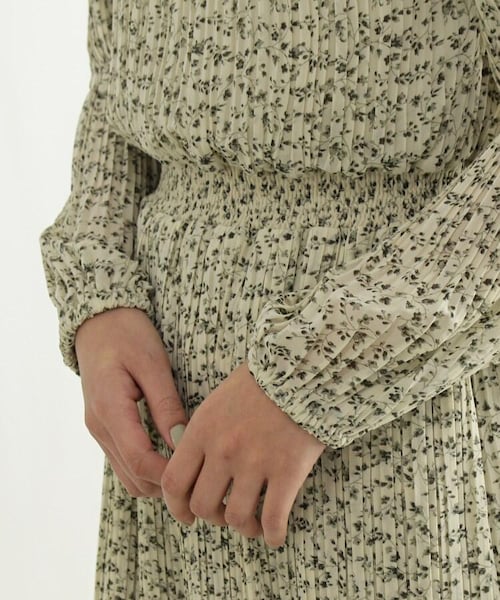 OZOC（オゾック）の「[洗える]花柄プリーツワンピ（ワンピース/ドレス・レディース・ライトベージュ(151)/カーキ(127)/ブラック(119)・38(M)）」の13枚目の写真