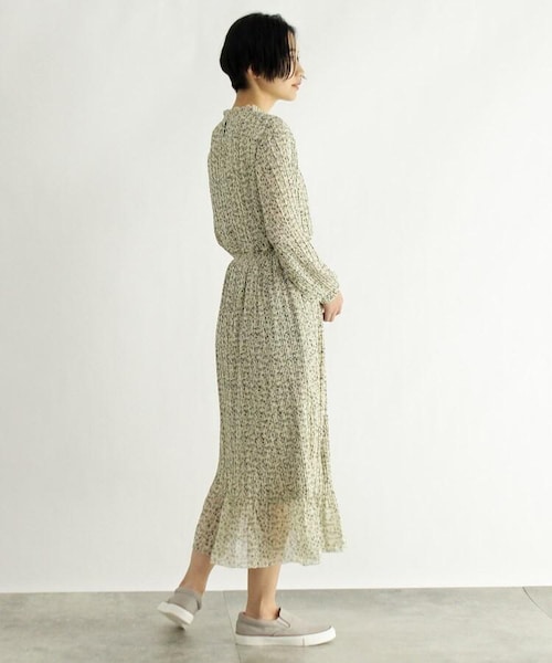 OZOC（オゾック）の「[洗える]花柄プリーツワンピ（ワンピース/ドレス・レディース・ライトベージュ(151)/カーキ(127)/ブラック(119)・38(M)）」の6枚目の写真