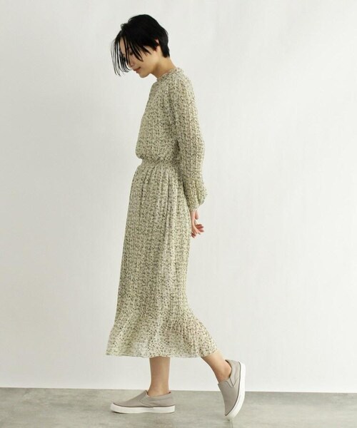 OZOC（オゾック）の「[洗える]花柄プリーツワンピ（ワンピース/ドレス・レディース・ライトベージュ(151)/カーキ(127)/ブラック(119)・38(M)）」の8枚目の写真