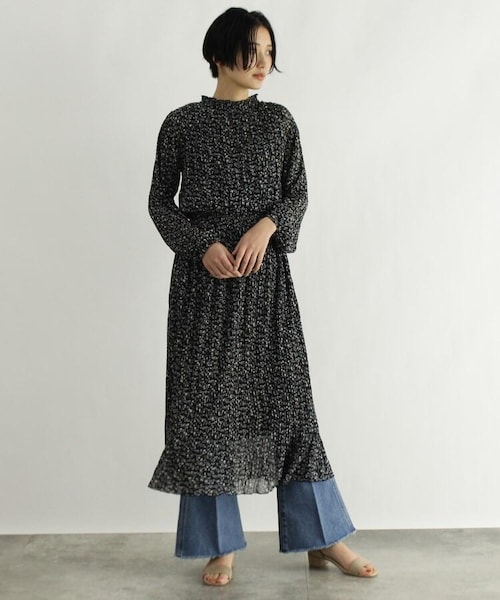 OZOC（オゾック）の「[洗える]花柄プリーツワンピ（ワンピース/ドレス・レディース・ライトベージュ(151)/カーキ(127)/ブラック(119)・38(M)）」の3枚目の写真