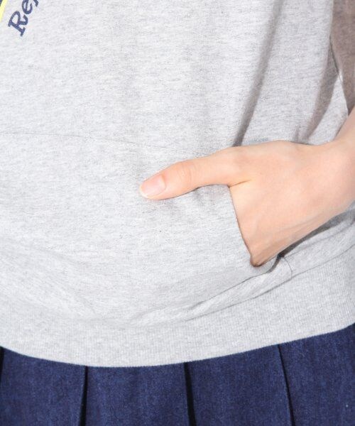 repipi armario（レピピ アルマリオ）の「★新作★チアロゴフードノースリ（トップス・レディース・グレー/レッド/ネイビー・ＸＳ/Ｓ/Ｍ）」の8枚目の写真