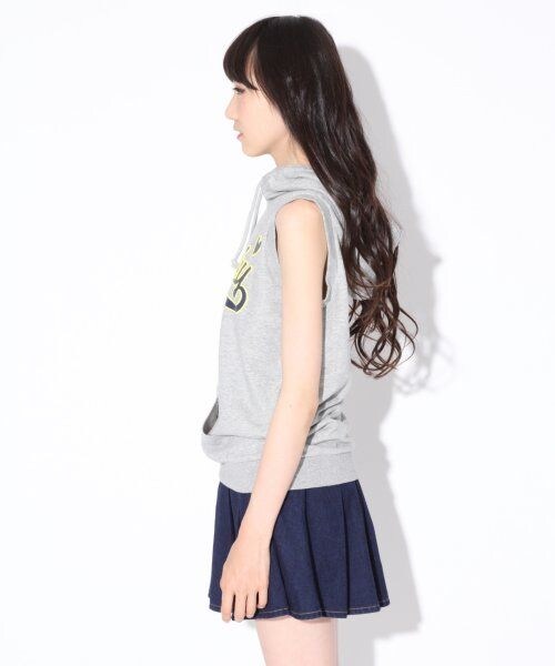 repipi armario（レピピ アルマリオ）の「★新作★チアロゴフードノースリ（トップス・レディース・グレー/レッド/ネイビー・ＸＳ/Ｓ/Ｍ）」の4枚目の写真