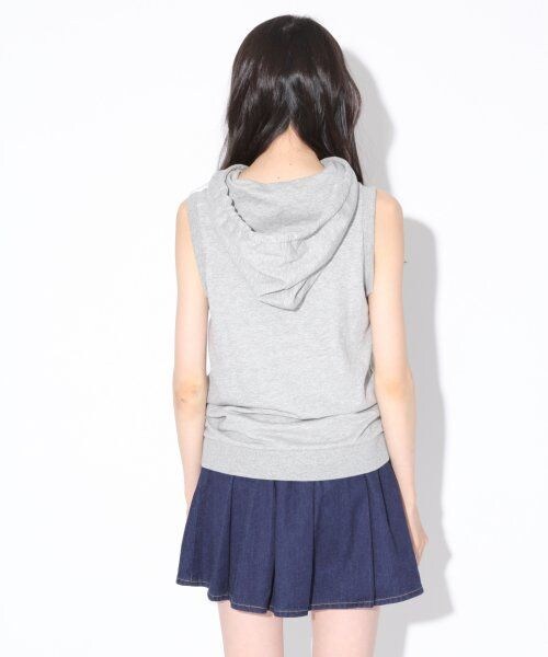 repipi armario（レピピ アルマリオ）の「★新作★チアロゴフードノースリ（トップス・レディース・グレー/レッド/ネイビー・ＸＳ/Ｓ/Ｍ）」の5枚目の写真