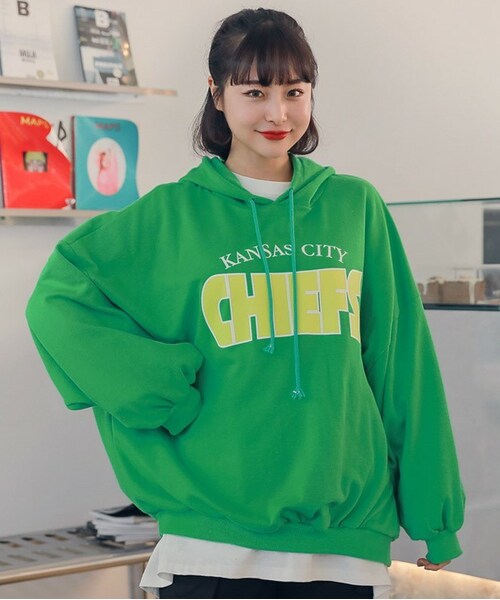 HOTPING(ホッピン)の「CHIEFSルーズフードパーカー(スウェット・レディース・Green/Blue/Yellow・フリーサイズ)」の1枚目の写真