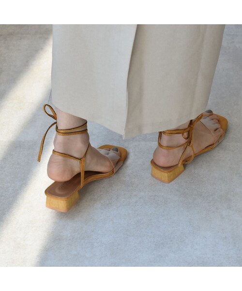 Lavish Gate（ラヴィッシュゲート）の「shoes-02093　エコスエード レースアップ クリア サンダル　ブラック　エクリュ　マスタード（サンダル・レディース・その他）」の3枚目の写真