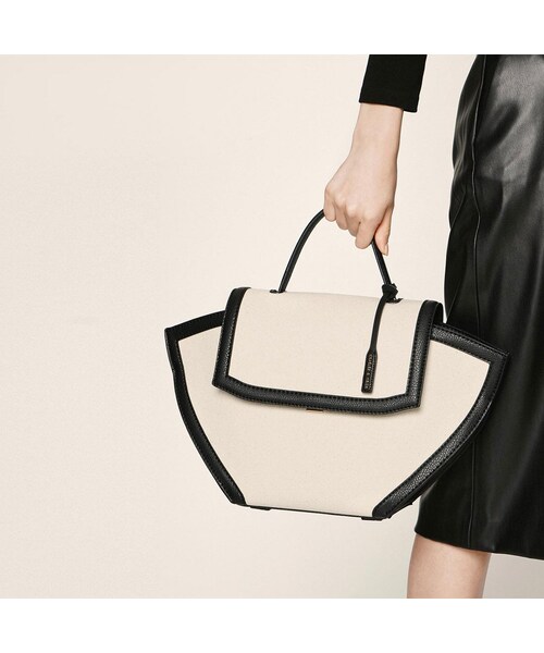 CHARLES & KEITH（チャールズ & キース）の「【再入荷】【2020 SPRING】ラージトラペーズ トップハンドルバッグ / Large Trapeze Top Handle Bag （Black Textured）（バッグ・レディース・Black Textured・L/FREE）」の2枚目の写真