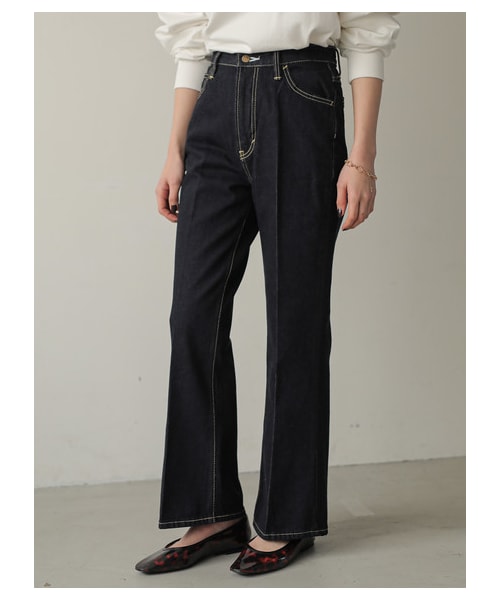 earth music&ecology（アースミュージックアンドエコロジー）の「Lee×earthフレアパンツ（パンツ・ライトインディゴ/ダークインディゴ・S/M/L）」の2枚目の写真