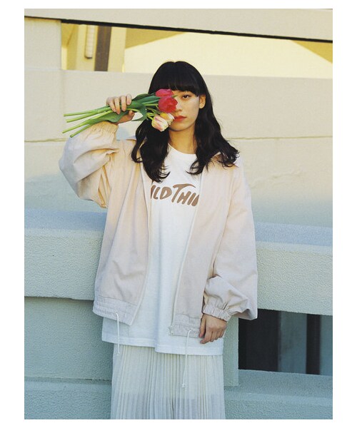 E hyphen world gallery（イーハイフンワールドギャラリー）の「【先行予約】Ehwg×WILD THINGS別注Tシャツ（トップス・オフホワイト/チャコールグレー/カーキ/ラベンダー・F）」の3枚目の写真