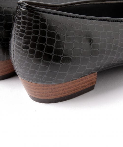 mysty woman(ミスティウーマン)の「カタオシローヒールパンプス(シューズ・オフホワイト/ブラック/パイソン)」の11枚目の写真