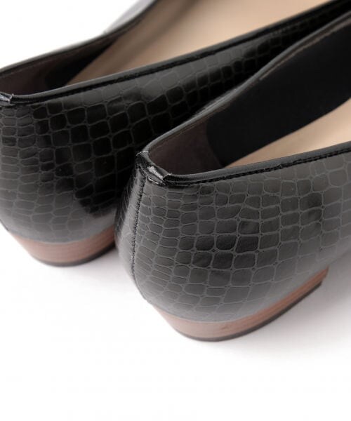 mysty woman(ミスティウーマン)の「カタオシローヒールパンプス(シューズ・オフホワイト/ブラック/パイソン)」の10枚目の写真