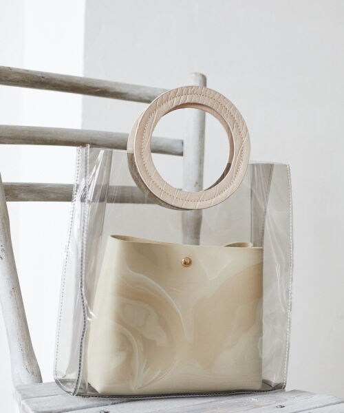 mysty woman（ミスティウーマン）の「型押しハンドルＰＶＣバッグ（バッグ・クリア×モカ/ブラック×アイボリー）」の2枚目の写真