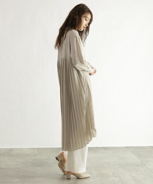 OZOC（オゾック）の「[洗える]バックプリーツシャツワンピース（ワンピース/ドレス・レディース・カーキ(027)/ナチュラル(050)/キャメル(041)・38(M)）」の4枚目の写真
