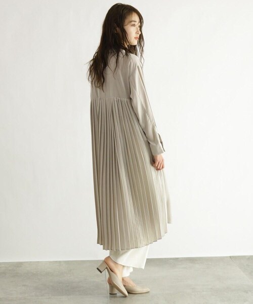 OZOC（オゾック）の「[洗える]バックプリーツシャツワンピース（ワンピース/ドレス・レディース・カーキ(027)/ナチュラル(050)/キャメル(041)・38(M)）」の6枚目の写真