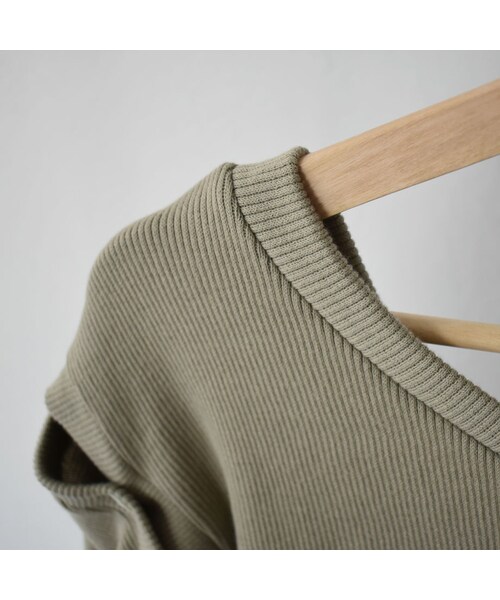 Lavish Gate（ラヴィッシュゲート）の「tops-04031　日本製　Ｖネックボタンデザイン　コットンリブプルオーバー　グレージュ　ピスタチオ　キャメル（Tシャツ/カットソー・レディース・その他）」の15枚目の写真