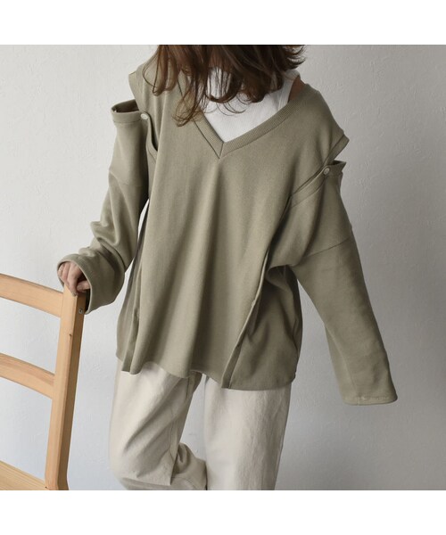 Lavish Gate（ラヴィッシュゲート）の「tops-04031　日本製　Ｖネックボタンデザイン　コットンリブプルオーバー　グレージュ　ピスタチオ　キャメル（Tシャツ/カットソー・レディース・その他）」の2枚目の写真