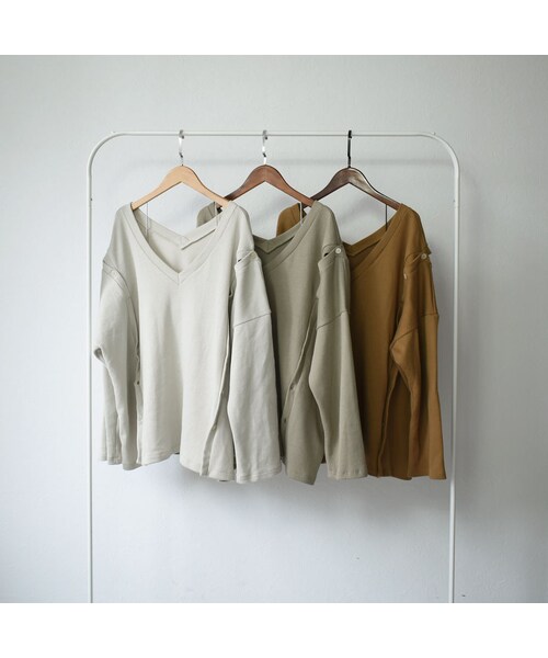 Lavish Gate（ラヴィッシュゲート）の「tops-04031　日本製　Ｖネックボタンデザイン　コットンリブプルオーバー　グレージュ　ピスタチオ　キャメル（Tシャツ/カットソー・レディース・その他）」の11枚目の写真