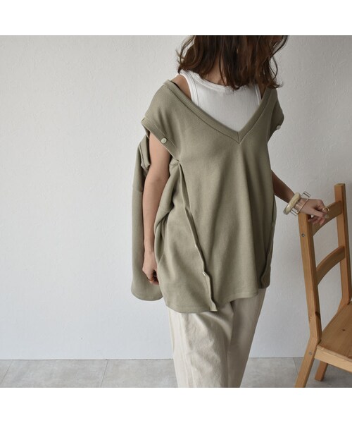 Lavish Gate（ラヴィッシュゲート）の「tops-04031　日本製　Ｖネックボタンデザイン　コットンリブプルオーバー　グレージュ　ピスタチオ　キャメル（Tシャツ/カットソー・レディース・その他）」の4枚目の写真