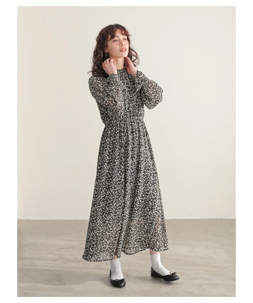 E hyphen world gallery（イーハイフンワールドギャラリー）の「花柄ハイネックワンピース（ワンピース/ドレス・オフホワイト/ブラック/ネイビー・F）」の2枚目の写真