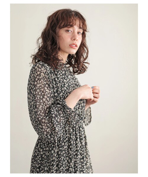 E hyphen world gallery（イーハイフンワールドギャラリー）の「花柄ハイネックワンピース（ワンピース/ドレス・オフホワイト/ブラック/ネイビー・F）」の4枚目の写真