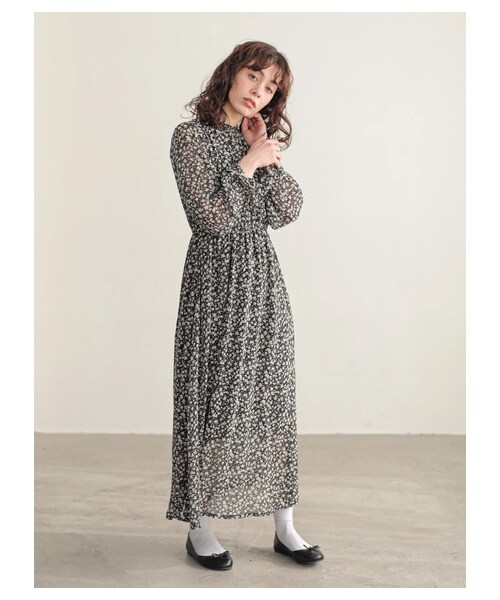 E hyphen world gallery（イーハイフンワールドギャラリー）の「花柄ハイネックワンピース（ワンピース/ドレス・オフホワイト/ブラック/ネイビー・F）」の3枚目の写真