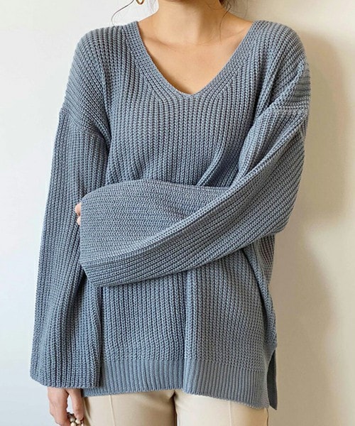 DHOLIC(ディーホリック)の「ルーズフィットVネックニット(ニット/セーター・レディース・ブルー/グリーン/ベージュ/ブラウン・FREE)」の1枚目の写真