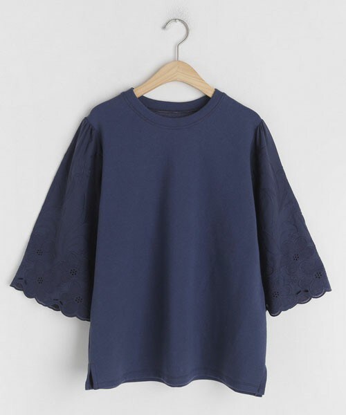 DHOLIC（ディーホリック）の「フラワー刺繍スリーブTシャツ（Tシャツ/カットソー・レディース・ホワイト/ブラック/ブルー・FREE）」の3枚目の写真