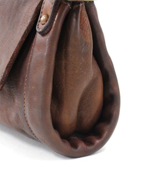 RNA-N（アールエヌエーエヌ）の「製品染めレザーポシェット（バッグ・レディース・ブラック/ブラウン・F）」の7枚目の写真