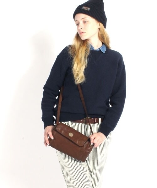 RNA-N（アールエヌエーエヌ）の「製品染めレザーポシェット（バッグ・レディース・ブラック/ブラウン・F）」の2枚目の写真