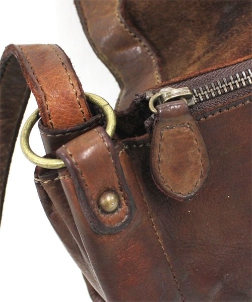 RNA-N（アールエヌエーエヌ）の「製品染めレザーポシェット（バッグ・レディース・ブラック/ブラウン・F）」の8枚目の写真