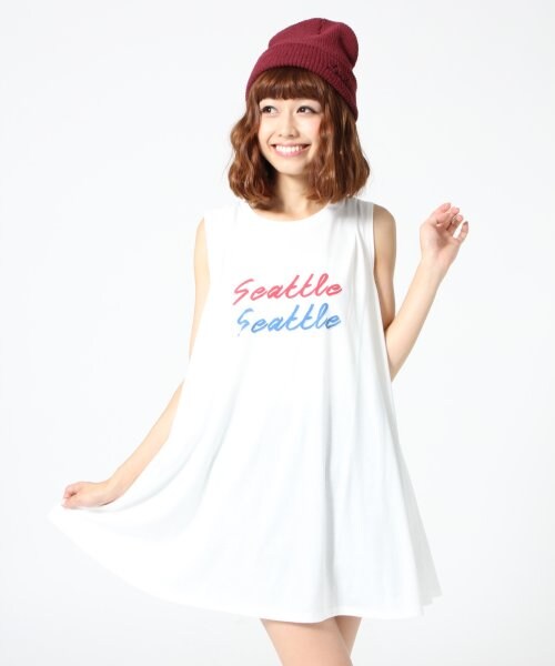 Heather(ヘザー)の「ロゴプリントチュニックノースリーブ(トップス・レディース・ホワイト/レッド/グリーン・F)」の1枚目の写真