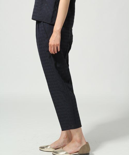 GLOBAL WORK（グローバルワーク）の「シアーチェックアンクルパンツ（パンツ・レディース・ホワイト05/ネイビー88・Ｍ/Ｌ）」の5枚目の写真