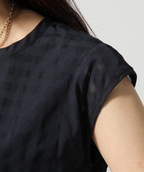 GLOBAL WORK（グローバルワーク）の「シアーチェックブラウス／フレンチスリーブ（トップス・レディース・ホワイト05/ネイビー88・Ｍ/Ｌ）」の8枚目の写真