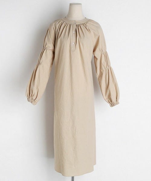 DHOLIC（ディーホリック）の「バンドカラーギャザーワンピース（ワンピース・レディース・ホワイト/パープル/ベージュ・FREE）」の2枚目の写真