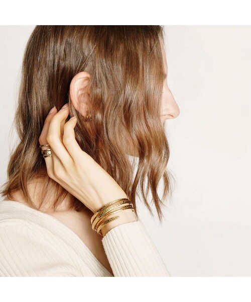 CHARLES & KEITH(チャールズ & キース)の「【2020 SPRING 新作】ハンマード カフブレスレット / Hammered Cuff Bracelet (Brush Gold)(アクセサリー・レディース・Brush Gold・R/FREE)」の2枚目の写真