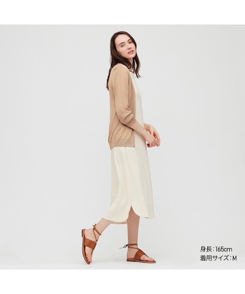 UNIQLO（ユニクロ）の「ライトVネックカーディガン（長袖）（カーディガン/ボレロ・レディース・LIGHT BLUE 60/YELLOW 45/LIGHT GRAY 02/BLACK 09/BEIGE 31/OFF WHITE 01/NAVY 69/ORANGE 26・XXL/XL/XS/M/S/3XL/L）」の5枚目の写真