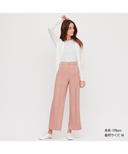 UNIQLO（ユニクロ）の「ライトVネックカーディガン（長袖）（カーディガン/ボレロ・レディース・LIGHT BLUE 60/YELLOW 45/LIGHT GRAY 02/BLACK 09/BEIGE 31/OFF WHITE 01/NAVY 69/ORANGE 26・XXL/XL/XS/M/S/3XL/L）」の2枚目の写真