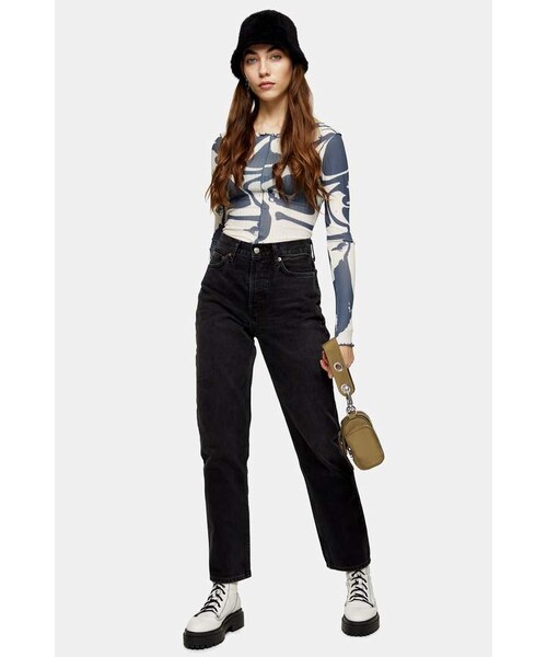 TOPSHOP（トップショップ）の「Topshop Washed Black Dad Jeans（デニムパンツ・レディース・Black・W2532/W3232/W2530/W2632/W2630/W2832/W3632/W2430/W3230/W3430/W3630/W3432/W3032/W3234/W2830/W2432/W3634/W3030/W3434）」の2枚目の写真