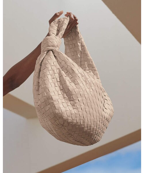 BOTTEGA VENETA(ボッテガヴェネタ)の「Bottega Veneta Intrecciato Woven Leather Large Hobo Bag(バックパック/リュック・レディース・Black/Beige・One Size)」の4枚目の写真