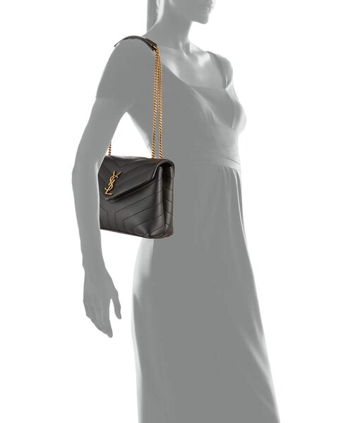 Saint Laurent(サンローラン)の「Saint Laurent Loulou Small Pebbled Leather V-Flap Shoulder Bag(ショルダーバッグ・レディース・Black・One Size)」の2枚目の写真