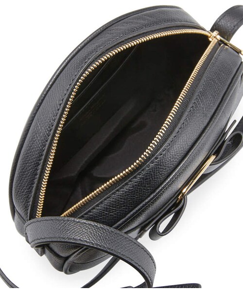 FERRAGAMO(フェラガモ)の「Salvatore Ferragamo Vara Bow Round Zip Crossbody Bag(ショルダーバッグ・レディース・Black・One Size)」の2枚目の写真