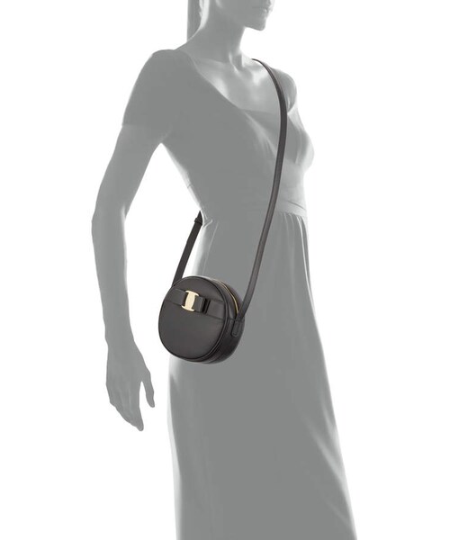 FERRAGAMO(フェラガモ)の「Salvatore Ferragamo Vara Bow Round Zip Crossbody Bag(ショルダーバッグ・レディース・Black・One Size)」の3枚目の写真