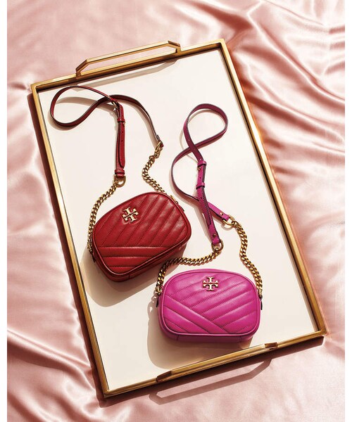 TORY BURCH（トリーバーチ）の「Tory Burch Kira Small Chevron Crossbody Camera Bag（ショルダーバッグ・レディース・Black/Brown/Red/White・One Size）」の5枚目の写真