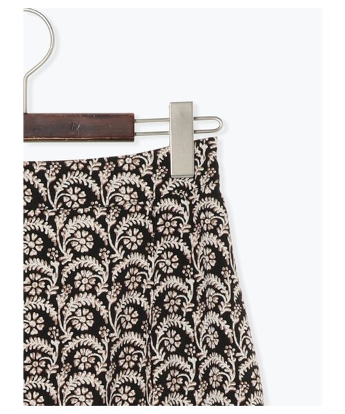 Te chichi（テチチ）の「【Special Price】デシンアラベスク柄ロングスカート（スカート・オフホワイト/ブラック/キャメル・M）」の4枚目の写真