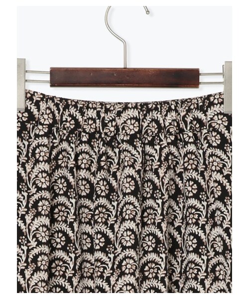 Te chichi（テチチ）の「【Special Price】デシンアラベスク柄ロングスカート（スカート・オフホワイト/ブラック/キャメル・M）」の6枚目の写真