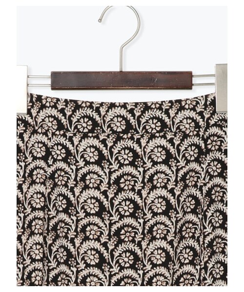 Te chichi（テチチ）の「【Special Price】デシンアラベスク柄ロングスカート（スカート・オフホワイト/ブラック/キャメル・M）」の3枚目の写真