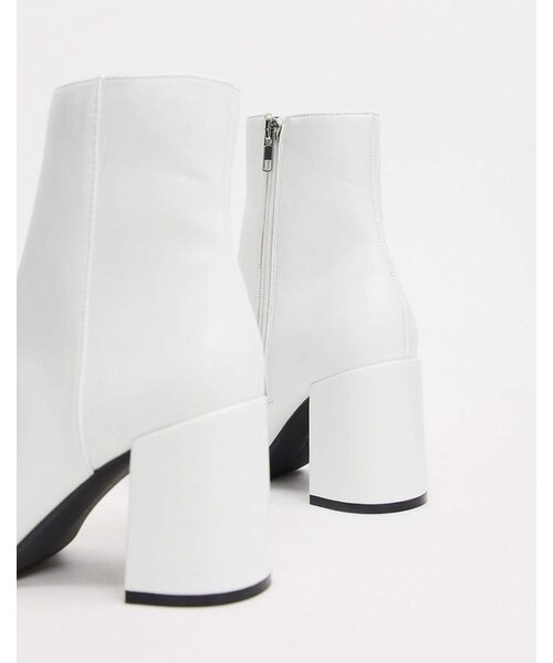 Bershka（ベルシュカ）の「Bershka patent boot with block heel in white（ブーツ・レディース・White・35/36/37/38/39/40/41）」の4枚目の写真