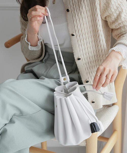 DHOLIC（ディーホリック）の「ポーチ付タッセルドロストバッグ（ショルダーバッグ・レディース・ベージュ/ホワイト/レッド/ブラック・FREE）」の2枚目の写真